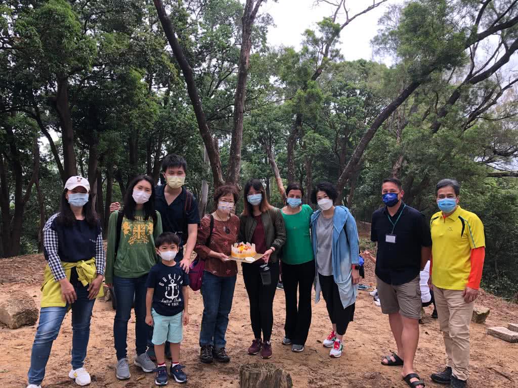 德詩婷教授已於本年度三月到達香港，完成隔離，並和其跨越時區的學生實體相聚，相片攝於香港道風山。