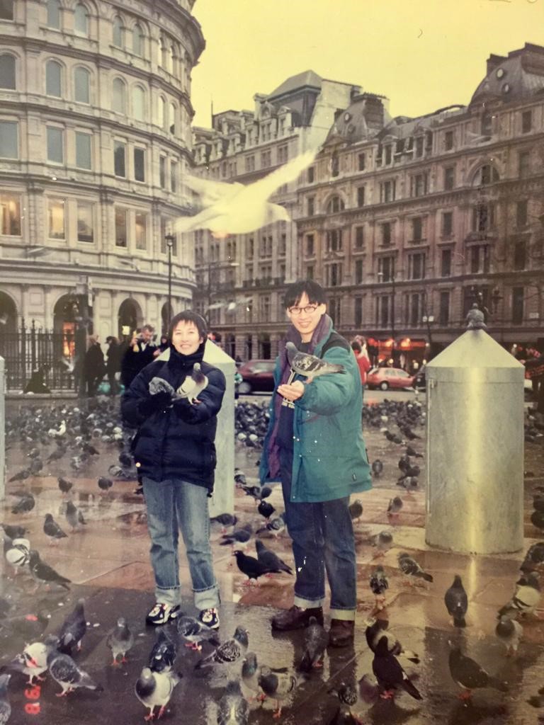 陈牧师很喜欢这张由师母在伦敦西区白鸽广场为他拍摄的相片，他感到相中景象有如圣灵从天而降。