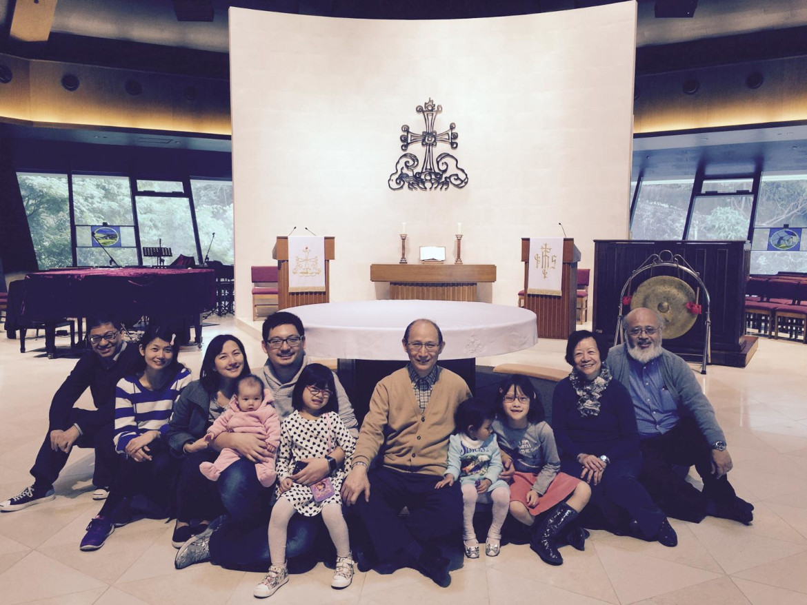 2010年，陈衍昌牧师女儿一家返港，在崇基学院神学院圣堂与前院长庐龙光牧师合照。