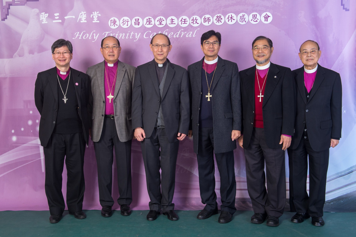 2014年，陈牧师从圣公会圣三一座堂卸下座堂主任一职，感恩会上与各主教合影。